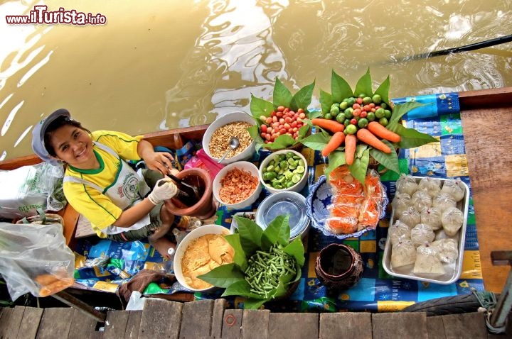 Floating Market Bangkok una venditrice