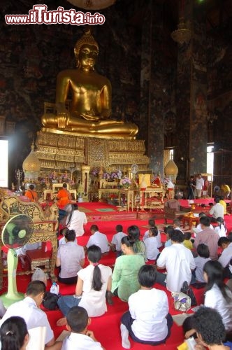 In preghiera dentro tempio bangkok