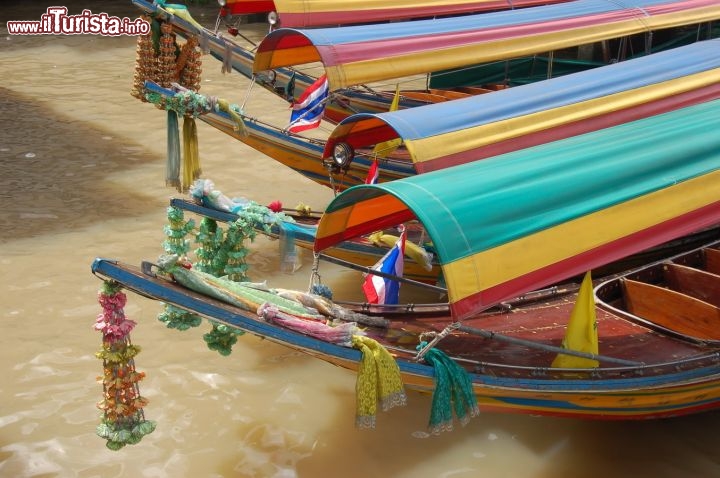 Le barche delle crociere fluviali Bangkok