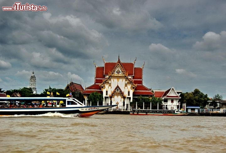 Palazzo sul fiume Chao Praya a Bangkok