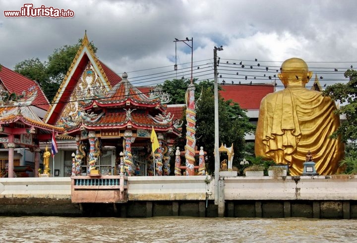 Un buddha seduto gigante a Bangkok