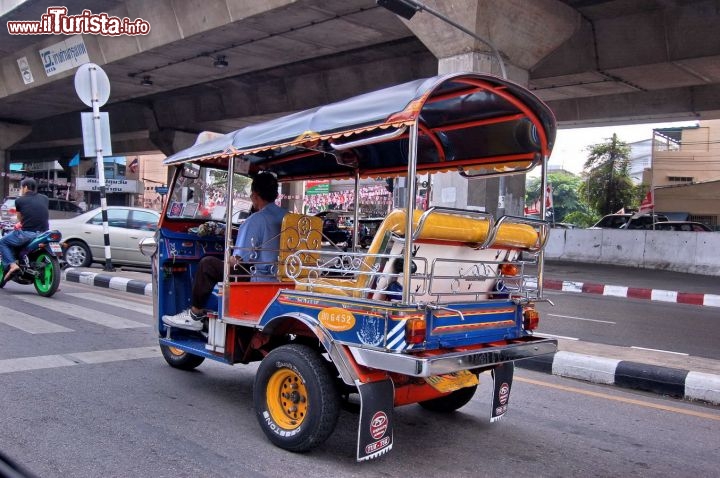 Un fiammeggiante tuk tuk