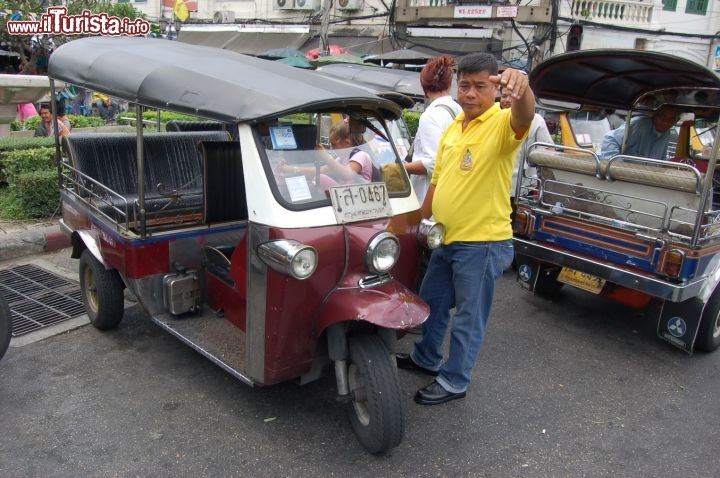 Un tuk tuk invita ad un tour di Bangkok