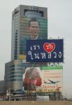 Sulla strada a Bangkok vicino all'aeroporto sotto ...