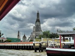 Arrivo a Wat Arun dal fiume di Bangkok