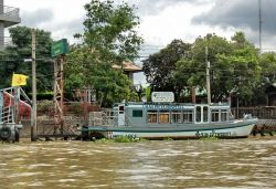 Barca ospedale sul fiume Chao Praya a Bangkok ...