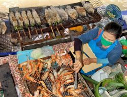 Cucina pesce al mercato galleggiante di Bangkok ...