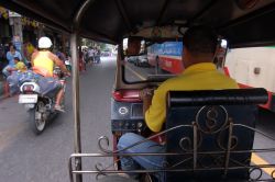 Dentro al tuk tuk Bangkok