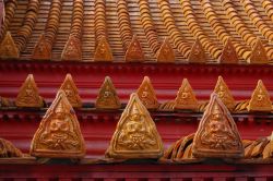 Dettaglio tetto tempio buddhista Bangkok
