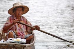 Donna su canoa al Floating Market di Bangkok