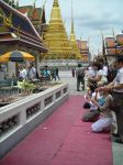 Fedeli in preghiera al Wat  Phra Kaew