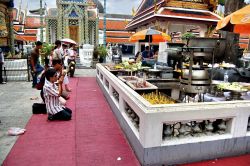 Fedeli in preghiera al Wat Phra Kaew