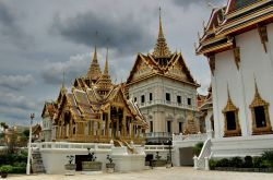 Gli eleganti edifici isola di rattanakosin