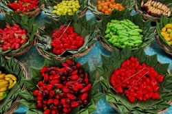 I colori del mercato galleggiante di Bangkok