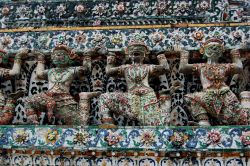Le ricche decorazioni Wat Arun Bangkok