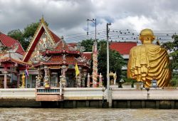 Un buddha seduto gigante a Bangkok
