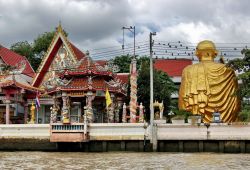 Un buddha seduto gigante a Bangkok