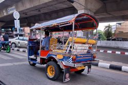Un fiammeggiante tuk tuk