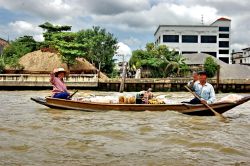 Una piroga sul fiume di Bangkok