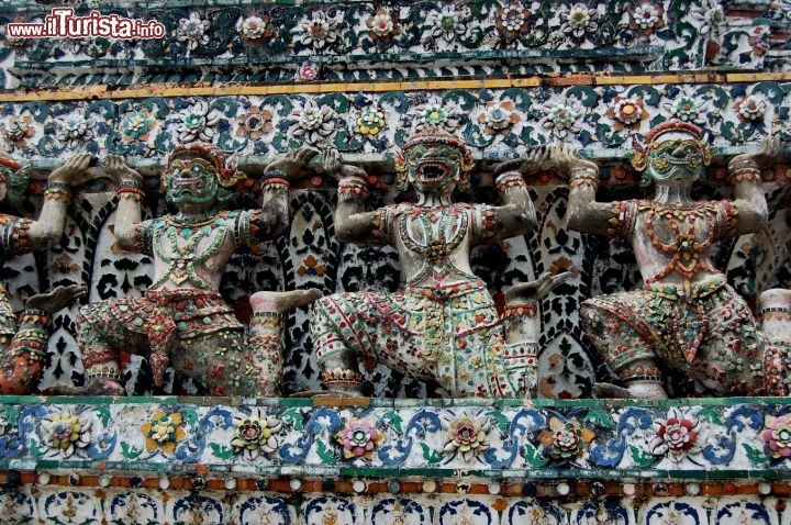 Le ricche decorazioni Wat Arun Bangkok