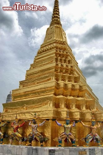 Piramide dentro Wat  Phra Kaew a Bangkok