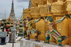La ricchezza dettagli Wat Phra Kaew Bangkok