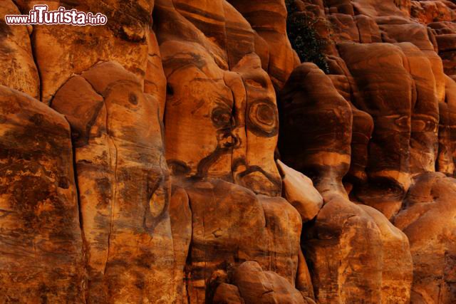 Immagine Pareti del Wadi Mujib con singolari striature naturali - Giordania
DONNAVVENTURA 2010 - Tutti i diritti riservati - All rights reserved