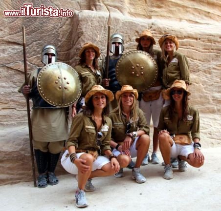 Immagine Un po' di folklore a Petra
DONNAVVENTURA 2010 - Tutti i diritti riservati - All rights reserved