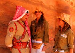 Ana, chiara ed il gendarme giordano
DONNAVVENTURA 2010 - Tutti i diritti riservati - All rights reserved