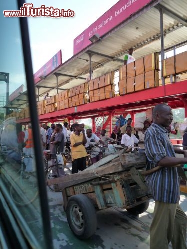 Arrivati Mombasa il primo contatto con il caleidoscopio di colori che  l'Africa