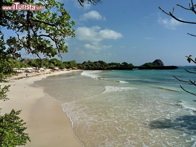 La grande spiaggia di Chale con l'alta marea