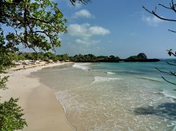 La grande spiaggia di Chale con l'alta marea