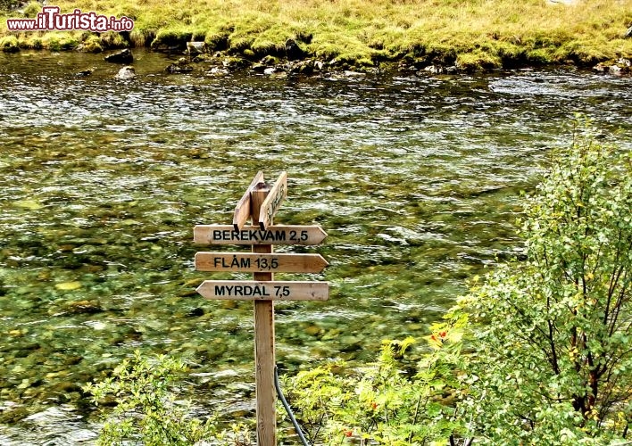 Cartelli stradali lungo la Flamsbana, sullo sfondo il fiume Flamselvi 