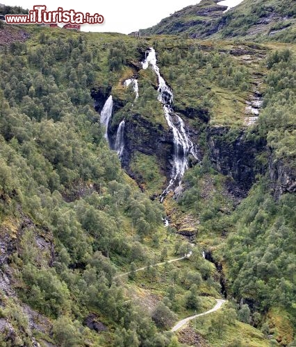 Delle rapide scendono lungo il fiume Flamselvi