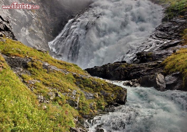 Geometrie di acqua, e potenza impressionante della cascata Kjosfossen in Norvegia