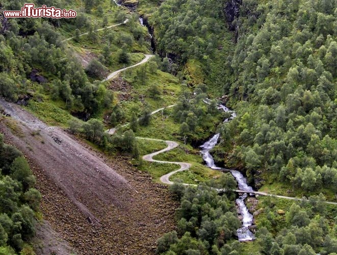 I tornanti della strada che sale al Myrdalsberget