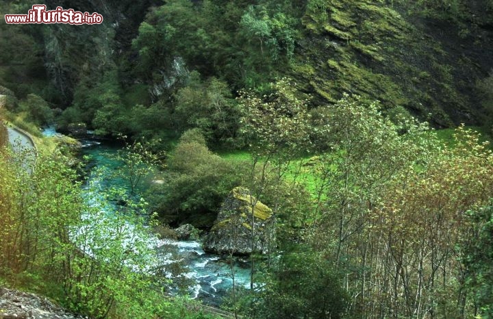 Il torrente impetuoso che scorre a fianco della Flamsbana