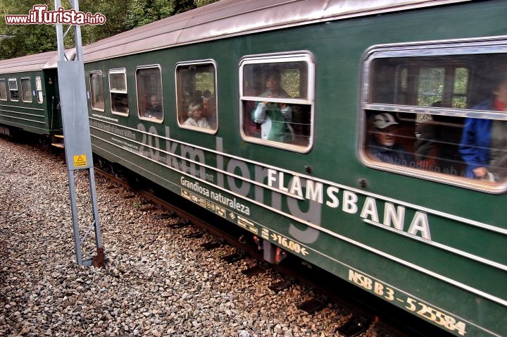Il treno flamsbana sfreccia veloce con il suo carico di turisti