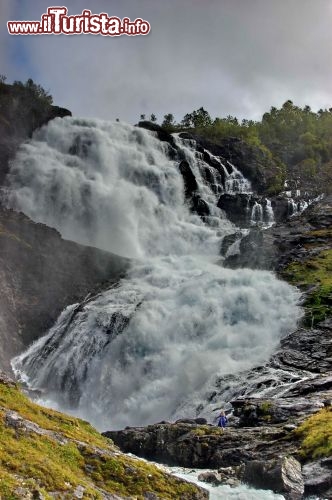 In alta stagione le cascate kjosfossen diventano un palcoscenico di rappresentazioni mitologiche