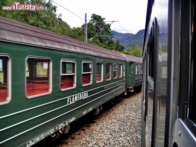 Incrocio di treni lungo la Flamsbana a Berekvam