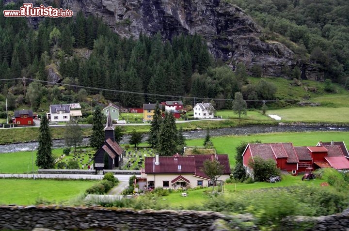 La piccola chiesa in legno di Flam, costruzione del 17 secolo