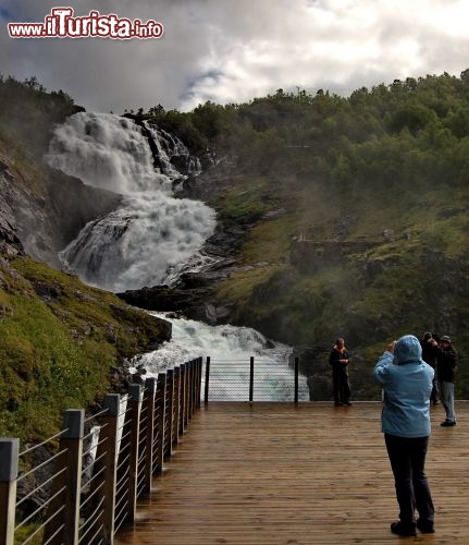 La piattaforma di osservazione della cascata Kjosfossen