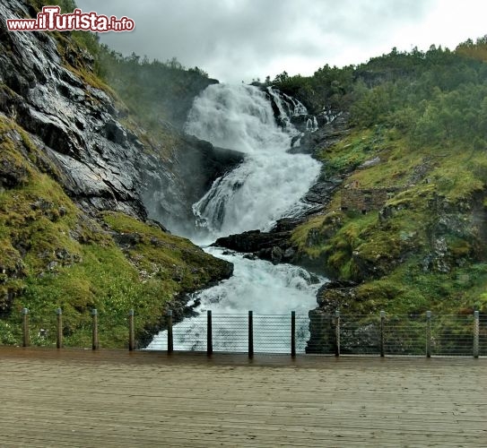 le cascate Kiosfossen cambiano in continuazione luce e aspetto