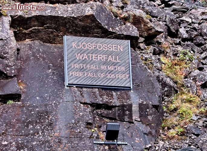 La targa alle cascate Kjosfossen che si gettano da un altezza prossima ai 100 metri