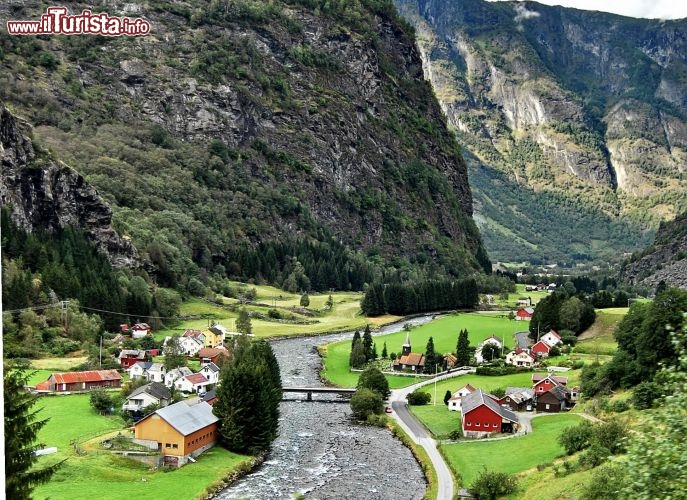 La valle del fiume Flamselvi a Flam, alla partenza della Flamsbana