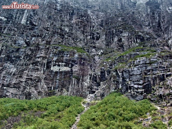 Le impressionanti pareti di rocce a fianco della Flamsbana