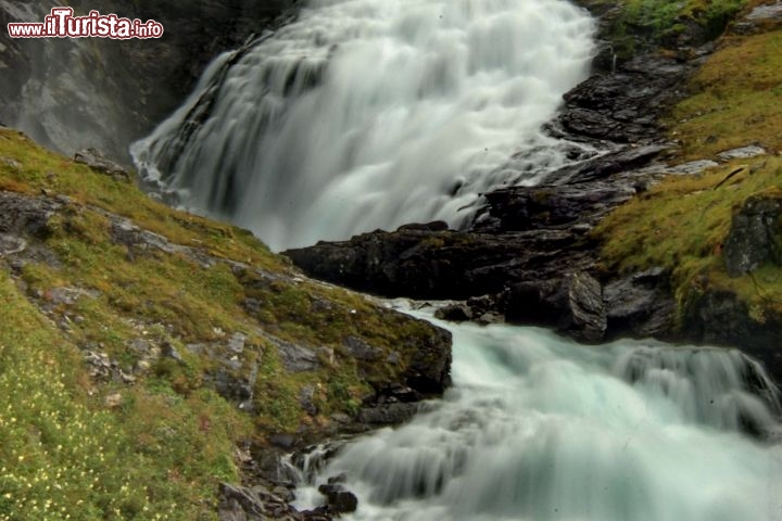 Una fotografia con posa lunga consente di disegnare i flussi dell acqua morbidi come seta