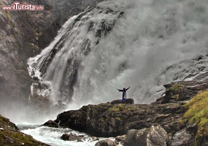 Uno degli spettacoli alla cascata kjosfossen