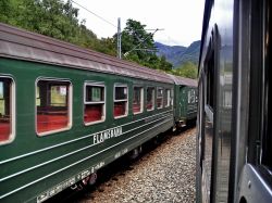 Incrocio di treni lungo la Flamsbana a Berekvam ...