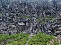 Le impressionanti pareti di rocce a fianco della ...